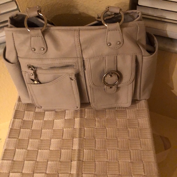 CLOTH CLOSET FASHIONAND STUFF - Picture 4 of 7